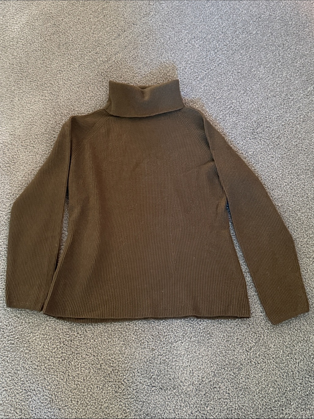 Carlisle Cashmere/Silk Ribbed Turtleneck Sweater. Brown/Taupe. Size M